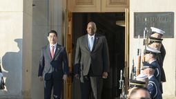 El secretario de Defensa de Estados Unidos, Lloyd Austin, da la bienvenida al ministro de Defensa de Corea del Sur, Kim Yong Hyun, al Pentágono el miércoles 30 de octubre de 2024, en Washington. (AP Foto/Kevin Wolf)