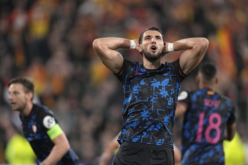 Rafa Mir del Sevilla reacciona durante el partido contra Lens por la Liga de Campeones, el martes 12 de diciembre de 2023, en Lens. (AP Foto/Thibault Camus)
