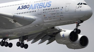 americateve | El Airbus A380 hace un vuelo de exhibici&oacute;n en el Show A&eacute;reo de Par&iacute;s, en el aeropuerto Le Bourget, el 20 de junio de 2013. El avi&oacute;n de pasajeros m&aacute;s grande del mundo no podr&aacute; utilizar el aeropuerto m&aacute;s gran