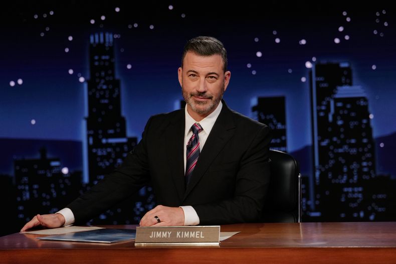 En esta imagen, distribuida por Disney, Jimmy Kimmel conduce su programa nocturno, Jimmy Kimmel Live!, en Los Ángeles, el 23 de septiembre de 2025. (Randy Holmes/Disney via AP)