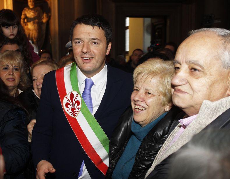 El alcalde de Florencia Matteo Renzi felicita a florentinos que celebran 50 a&ntilde;os de casados en una ceremonia por el D&iacute;a de San Valent&iacute;n en el ayuntamiento de Florencia, el viernes 14 de febrero de 2014. (Foto AP/Fabrizio Giovannozzi)