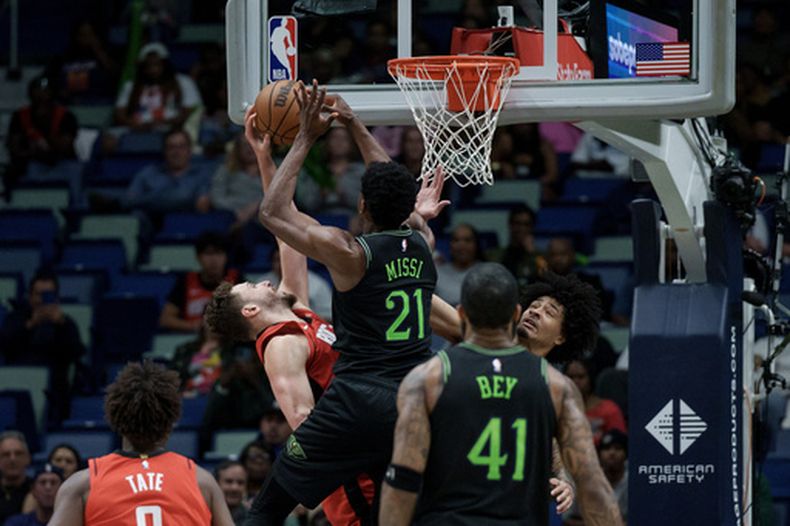 Yves Missi (21), centro de los Pelicans de Nueva Orleans, bloquea el tiro de Alperen Sengun, centro de los Rockets de Houston, durante la segunda mitad de un juego de baloncesto de la NBA en Nueva Orleans, el domingo 29 de marzo de 2026. (Foto AP/Matthew Hinton)