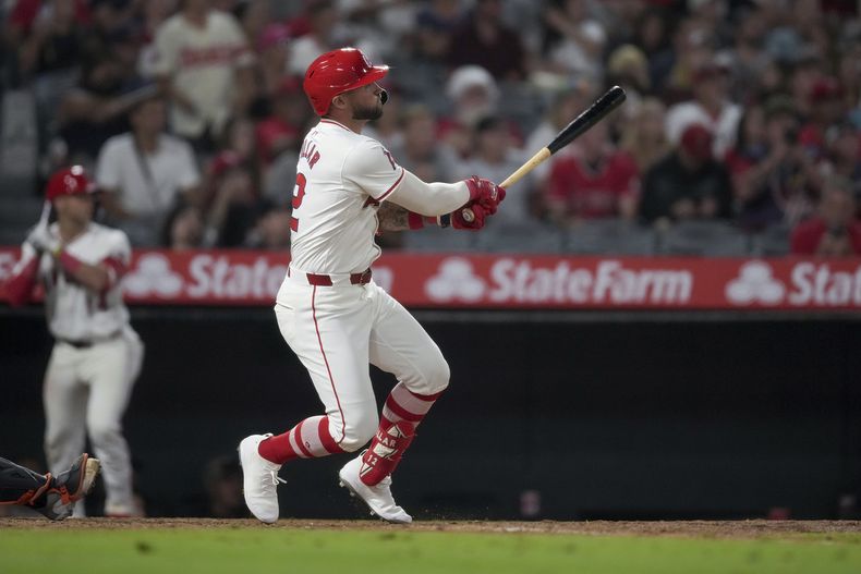 Kevin Pillar, de los Angelinos de los Ángeles, batea un sencillo para producir la carrera de la victoria ante los Tigres de Detroit, el sábado 29 de junio de 2024 (AP Foto/Eric Thayer)