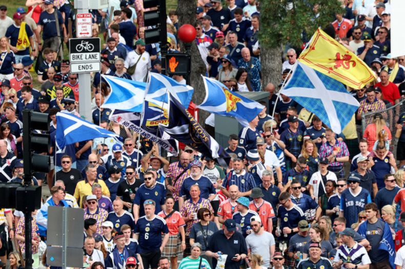 Seguidores de Escocia culminan la Marcha del Ejército del Tartán en el Fenway Park de Boston, durante un juego de los Medias Rojas de Boston, el domingo 14 de junio de 2026 (AP Foto/Mark Stockwell)