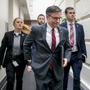 El presidente de la cámara baja, el republicano Mike Johnson, arriba a una reunión a puertas cerradas del bloque republicano en el Capitolio, Washington, miércoles 14 de febrero de 2024. (AP Foto/J. Scott Applewhite)