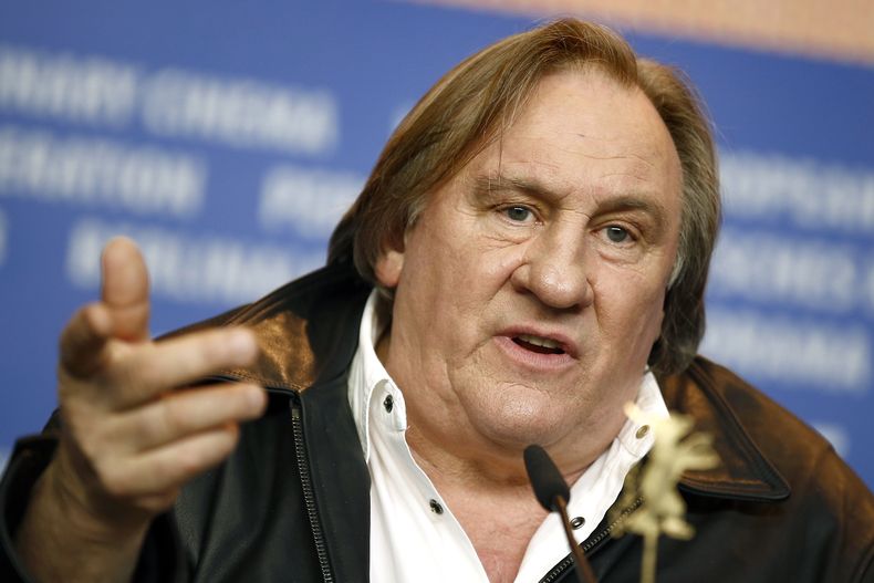 ARCHIVO - El actor Gerard Depardieu se dirige a los medios durante la conferencia de prensa de la película Saint Amour en el Festival de Cine Berlinale 2016 en Berlín, Alemania, el 19 de febrero de 2016. (Foto AP/Axel Schmidt, archivo)