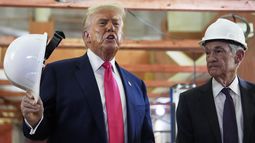 El presidente de Estados Unidos, Donald Trump, habla mientras el presidente de la Reserva Federal, Jerome Powell, escucha, en una visita a la sede del organismo, el jueves 24 de julio de 2025, en Washington. (AP Foto/Julia Demaree Nikhinson)