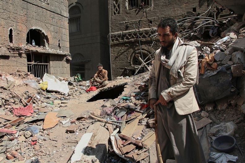 Dos hombres inspeccionan los escombros de una casa destruida por ataques israelíes, en Saná, Yemen, el 13 de septiembre de 2025. (AP Foto/Osamah Abdulrahman)