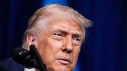 El presidente estadounidense Donald Trump habla durante una rueda de prensa conjunta con el presidente ucraniano Volodymyr Zelenskyy tras una reunión en su club Mar-a-Lago, el domingo 28 de diciembre de 2025, en Palm Beach, Florida. (AP Foto/Alex Brandon)