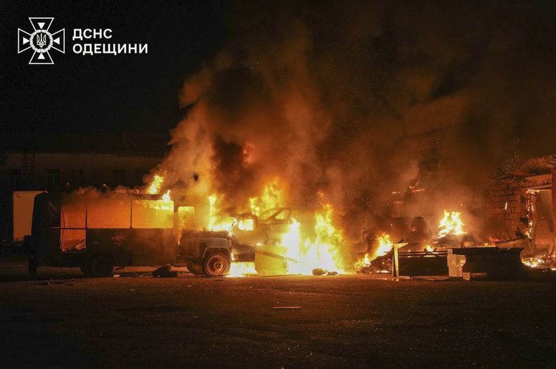 Foto difundida por el Servicio de Emergencias de Ucrania que muestra el incendio tras un ataque ruso en Odesa, Ucrania, el 7 de julio del 2025. (Servicio de Emergencias de Ucrania via AP)