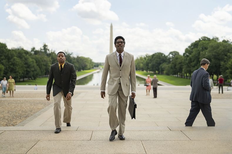 En esta imagen proporcionada por Netflix, Jeffrey Mackenzie Jordan, izquierda, y Colman Domingo como Bayard Rustin en una escena de Rustin. (Parrish Lewis/Netflix vía AP)