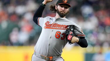 El lanzador abridor de los Orioles de Baltimore, Brandon Young, lanza ante los Astros de Houston durante la primera entrada de un partido de béisbol el domingo 19 de julio de 2026, en Houston. (Foto AP/Eric Christian Smith)