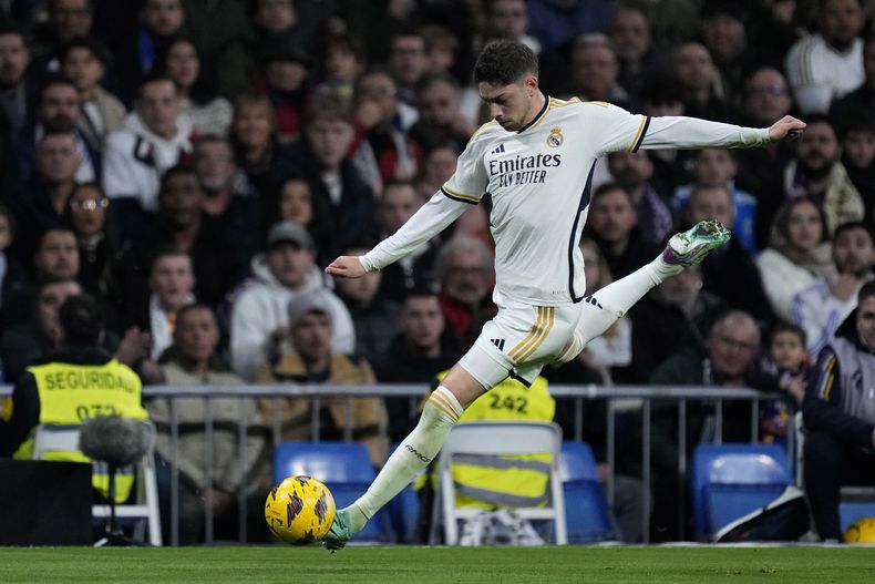 Federico Valverde del Real Madrid remata a gol durante el partido contra Mallorca en la Liga española, el miércoles 3 de enero de 2024, en Madrid. (AP Foto/Bernat Armangue)