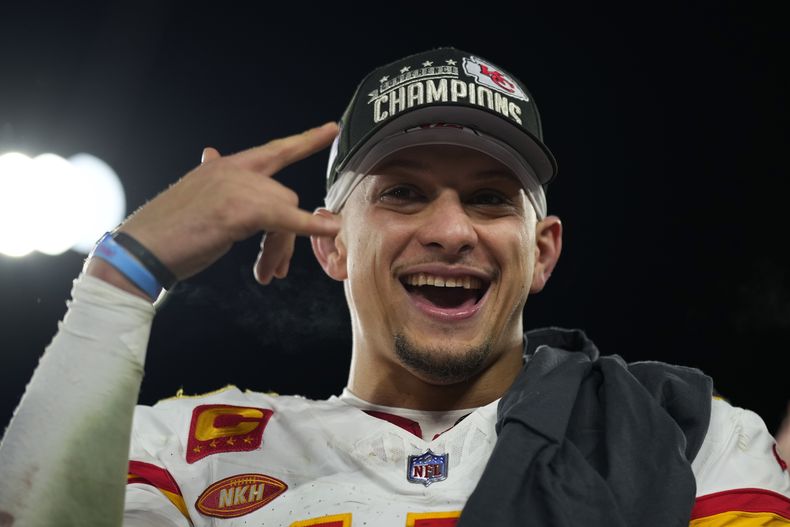 Patrick Mahomes, quarterback de los Chiefs de Kansas City, festeja la victoria en la final de la Conferencia Americana ante los Ravens de Baltimore, el domingo 28 de enero de 2024 (AP Foto/Matt Slocum)