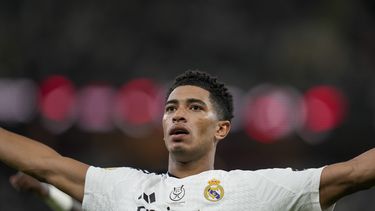 Jude Bellingham del Real Madrid celebra tras anotar el primer gol de su equipo en la semifinal de la Supercopa ante el Mallorca en Yedá, Arabia Saudí el jueves 9 de enero del 2025. (AP Foto/Altaf Qadri)