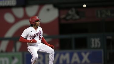 CJ Abrams, de los Nacionales de Washington, mira a primera, al ser sorprendido en un intento de robo ante los Cachorros de Chicago, el miércoles 3 de mayo de 2023 (AP Foto/Manuel Balce Ceneta)
