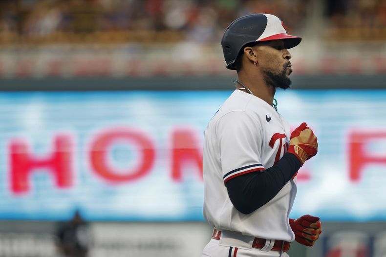 Byron Buxton, de los Mellizos de Minnesota, recorre las bases luego de conectar un jonrón en el cuarto inning del juego ante los Medias Blancas de Chicago, el viernes 21 de julio de 2023 (AP Foto/Bruce Kluckhohn)