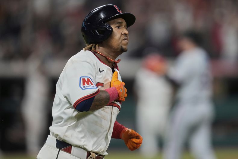 El dominicano José Ramírez de los Guardianes de Cleveland hace un gesto al recorrer las bases tras su jonrón en la octava entrada ante los Marlins de Miamie l martes 12 de agosto del 2025. (AP Foto/Sue Ogrocki)