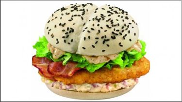 americateve | Es la respuesta de McDonald's a su competidor Burger King, quien hace algunas semanas lanzó su versión negra en Japón. De qué se trata este combo