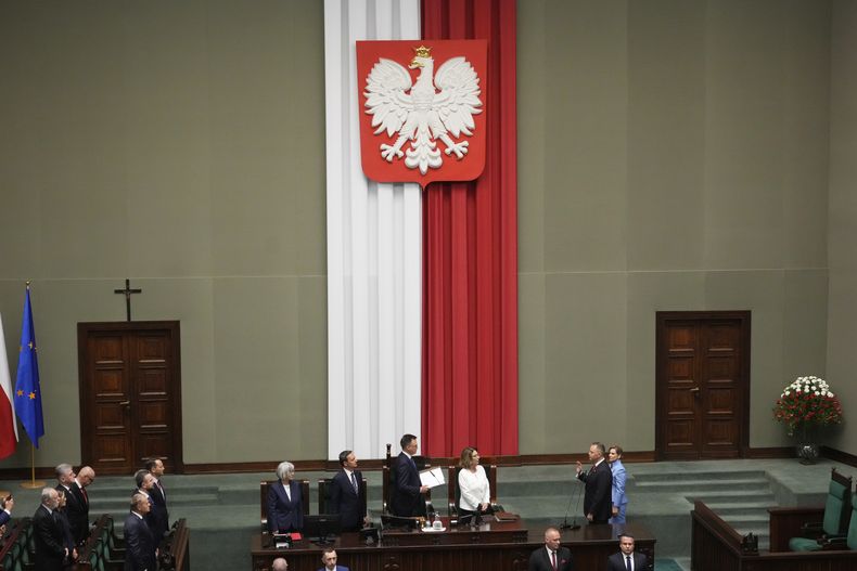 El nuevo presidente de Polonia, Karol Nawrocki, presta juramento de su cargo durante la ceremonia de investidura, en Varsovia, Polonia, el 6 de agosto de 2025. (AP Foto/Czarek Sokolowski)