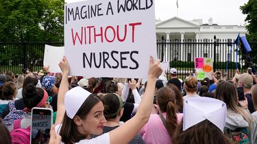 ARCHIVO - Manifestantes frente a la Casa Blanca en Washington, el 12 de mayo de 2022. (AP Foto/Susan Walsh)