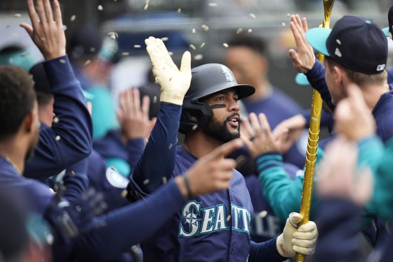 Leody Taveras (4), de los Marineros de Seattle, celebra en el dugout después de disparar un cuadrangular de dos carreras durante la octava entrada del juego de béisbol de Grandes Ligas ante Medias Blancas de Chicago, el miércoles 21 de mayo de 2025, en Chicago. (AP Foto/Erin Hooley)