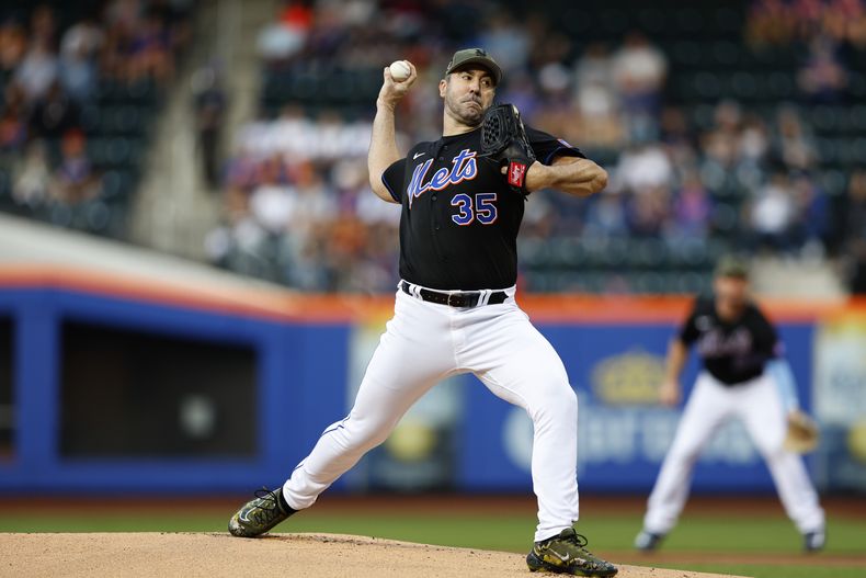 El abridor de los Mets de Nueva York, Justin Verlander lanza contra los Guardianes de Cleveland durante la primera entrada del segundo juego de una doble cartelera, el domingo 21 de mayo de 2023, en Nueva York. (AP Foto/Noah K. Murray)