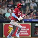 Elly De La Cruz de los Rojos de Cincinnati remolca una carrera en el décimo inning ante los Astros de Houston, el domingo 18 de julio de 2023, en Houston. (AP Foto/David J. Phillip)