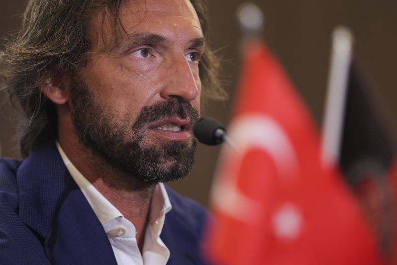 Andrea Pirlo durante una rueda de prensa en Estambul, el 13 de junio de 2022. Pirlo asumirá como técnico de Sampdoria en la Serie A italiana. (AP Foto)