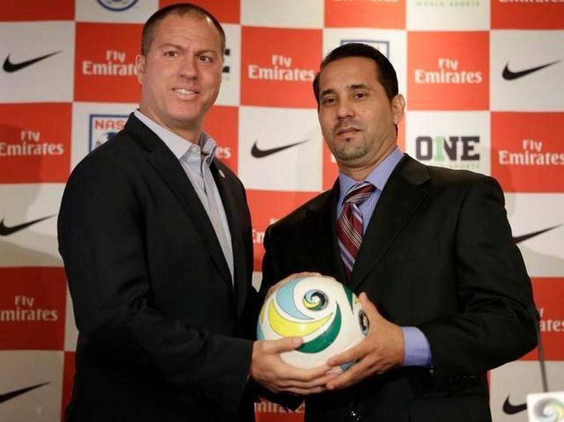 Walter Benítez (derecha), técnico de la selección de fútbol de Cuba, y Giovanni Savarese, entrenador del Cosmos de Nueva York.