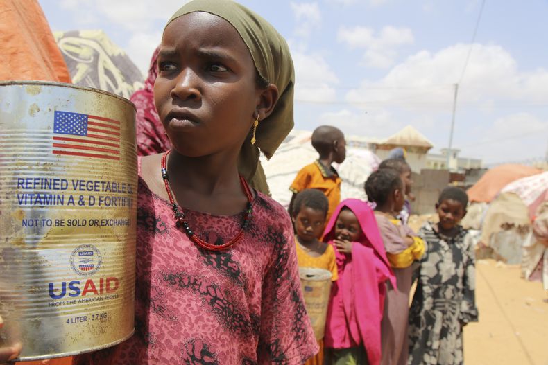 Niños desplazados internamente en Somalia miran fuera de sus viviendas improvisadas en el campamento de Maslah, en las afueras de Mogadiscio, Somalia, el miércoles 5 de febrero de 2025. (AP Foto/Farah Abdi Warsameh)