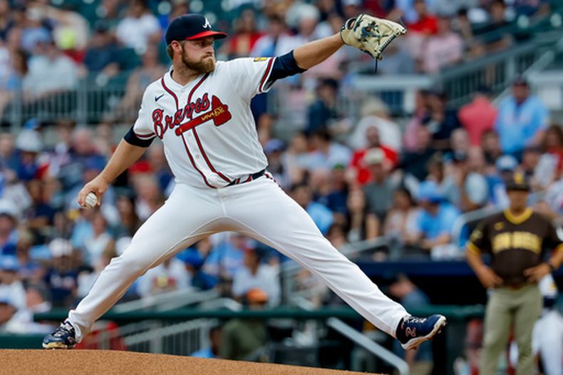 Bryce Elder, lanzador de los Bravos de Atlanta, trabaja durante la primera entrada del juego de béisbol de Grandes Ligas contra los Padres de San Diego, el lunes 20 de julio de 2026, en Atlanta. (AP Foto/Erik S. Lesser)