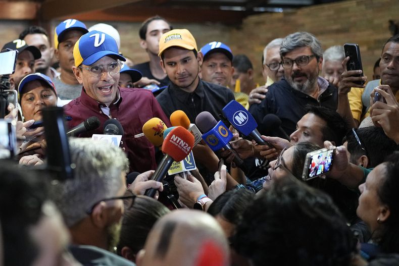 El líder opositor Henrique Capriles, del partido Primero Justicia, habla con los periodistas después de registrar su candidatura para las próximas elecciones primarias de la oposición en Caracas, Venezuela, el sábado 24 de junio de 2023. (AP Foto/Matías Delacroix)