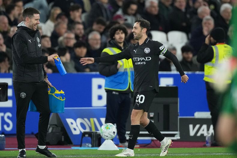 Bernardo Silva (derecha) del Mancester City luego de anotar un gol ante West Ham en la Liga Premier, el sábado 14 de marzo de 2026. (AP Foto/Dave Shopland)