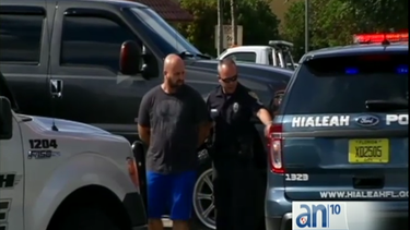 imagenes del arresto de sujeto sospechoso de intimidar  con un arma robada a otra persona en hialeah