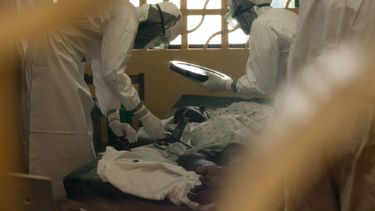 americateve | La trabajadora ha sido identificada como Amber Vinson y voló de Cleveland a Dallas el lunes en un avión comercial luego de haber atendido a Thomas Duncan el paciente de Ébola que viajo a Texas y luego murió.