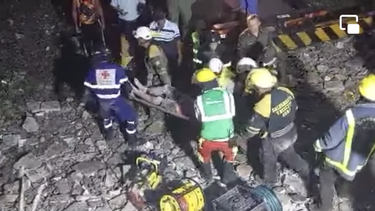 video: rescatan con vida a dos personas atrapadas tras derrumbe en vocacional de santiago de cuba
