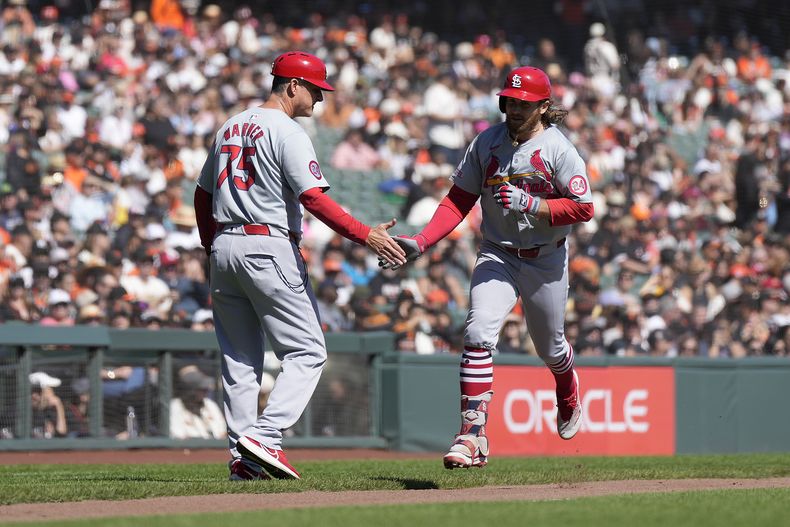 Brendan Donovan de los Cardenales de San Luis es felicitado por el entrenador de tercera base Ron Warner tras batear un jonrón solitario ante los Gigantes de San Francisco el domingo 29 de septiembre del 2024. (AP Foto/Tony Avelar)