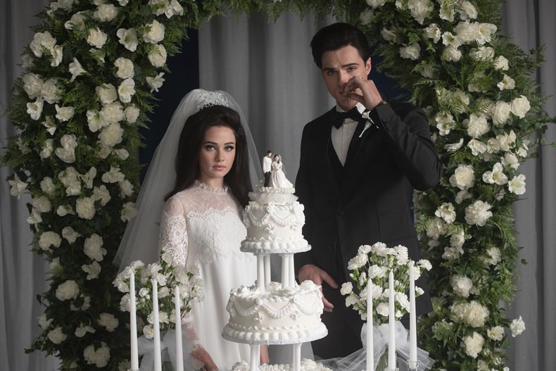 En esta imagen proporcionada por A24, Jacob Elordi como Elvis, derecha, y Cailee Spaeny como Priscilla, en una escena de Priscilla. (Philippe Le Sourd/A24 vía AP)