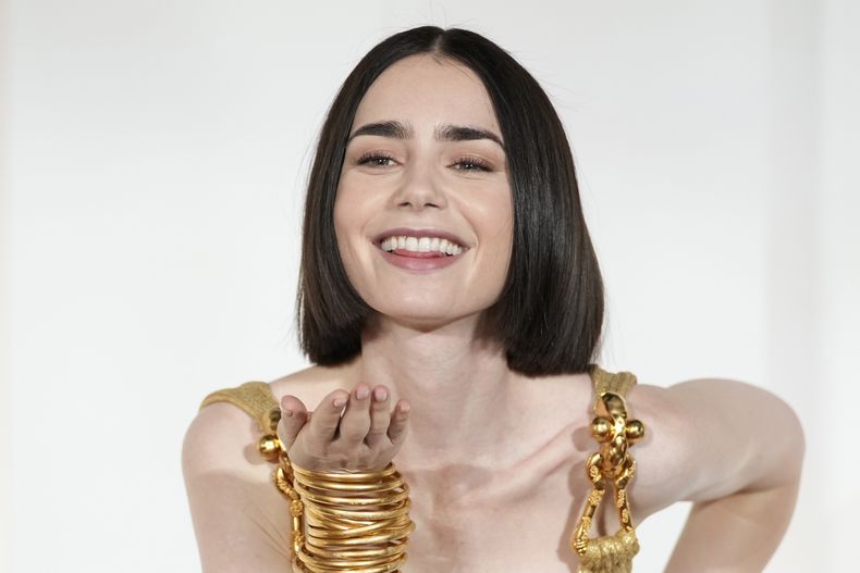 La actriz Lily Collins llega al estreno de Emily in Paris, en Roma, el martes 10 de septiembre de 2024. (Foto AP/Andrew Medichini)