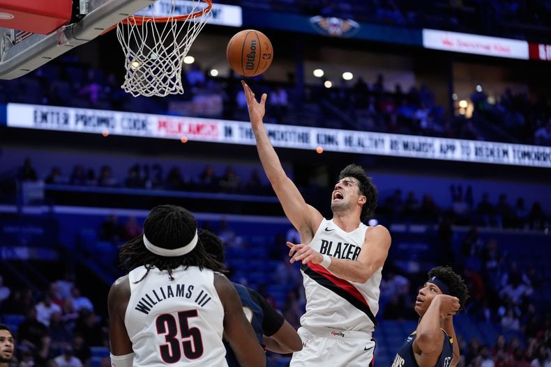 Deni Avidja, alero de los Trail Blazers de Portland, salta hacia la cesta durante el partido ante los Pelicans de Nueva Orleáns, el miércoles 12 de noviembre de 2025 (AP Foto/Gerald Herbert)