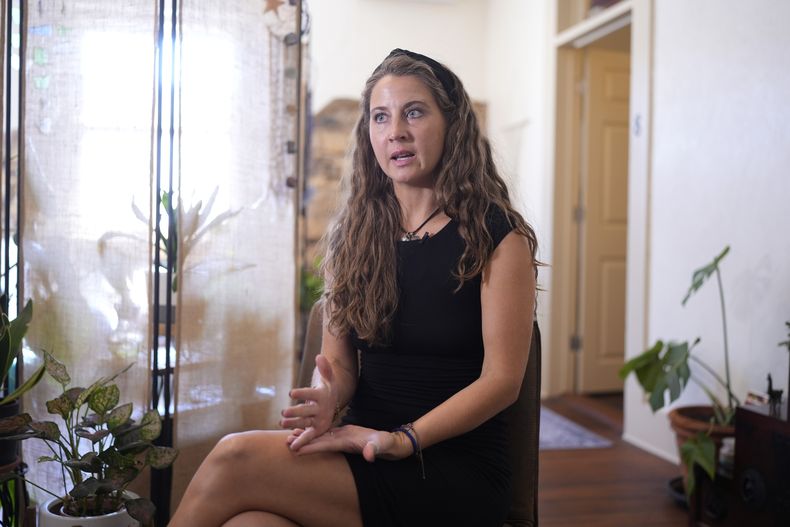 ARCHIVO - Kyleigh Thurman, una de los pacientes que presentaron una demanda contra una sala de urgencias por no atender su embarazo ectópico, habla sobre su experiencia en su hogar ubicado en el condado Burnet, Texas, el 7 de agosto de 2024. (AP Foto/Eric Gay, Archivo)