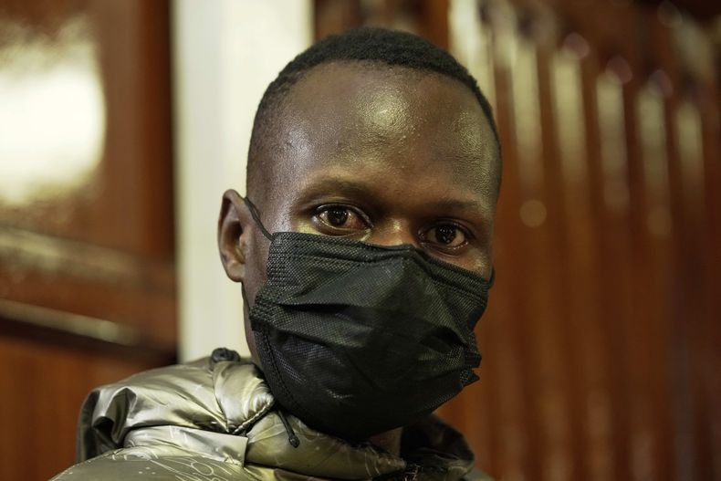 El policía Klinzy Barasa, acusado de disparar al vendedor ambulante Boniface Kariuki durante una protesta, en el tribunal en Nairobi, Kenia, el 19 de junio del 2025. (AP foto/Brian Inganga)