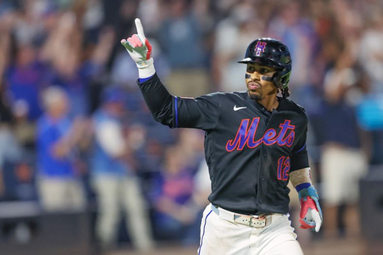El puertorriqueño Francisco Lindor, de los Mets de Nueva York, festeja su jonrón en el sexto inning del duelo ante los Nacionales de Washington, el viernes 14 de agosto de 2026 (AP Foto/Heather Khalifa)