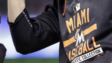 una estatua de bronce recordara a jose fernandez en el marlins park