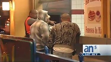 americateve | Residentes de Miami-Dade enfrentaron el frío que causó el vórtice polar con abrigos y bufandas.