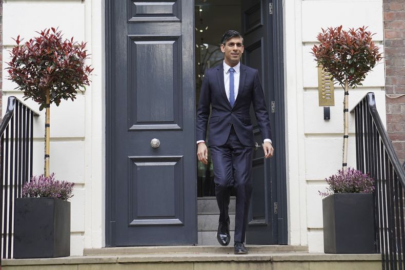 El primer ministro británico, Rishi Sunak, sale de la sede del Partido Conservador en el centro de Londres, el 5 de mayo de 2023, tras conocerse los resultados de las elecciones locales de la víspera. (Stefan Rousseau/PA vía AP)