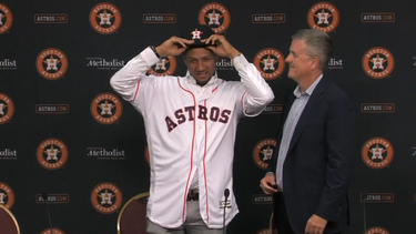 Medios cubanos reseñaron firma de contrato de Yulieski Gurriel