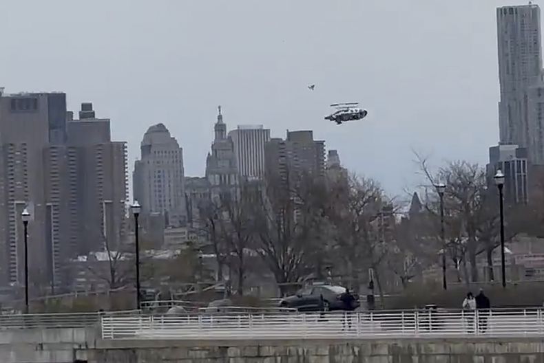 En esta fotografía tomada de un video, un helicóptero se desploma al río Hudson, el jueves 10 de abril de 2025, en Jersey City, Nueva Jersey. (Bruce Wall vía AP)