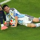 El capitán argentino Lionel Messi impacta la rodilla del caboverdiano Kevin Pina durante el partido de los 16vos de finald el Mundial, el viernes 3 de julio de 2026, en Miami Gardens, Florida. (AP Foto/Marta Lavandier)